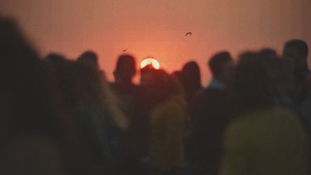 Video Reference: Atmospheric phenomenon, Sky, Atmosphere, Evening, Heat, Crowd, Fun, Event, Photography, Sunrise