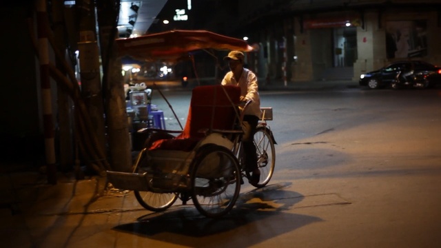 Video Reference: Land vehicle, Vehicle, Mode of transport, Rickshaw, Snapshot, Transport, Cart, Bicycle accessory, Bicycle wheel, Night