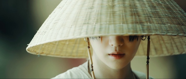 Video Reference: Clothing, Lampshade, Hat, Head, Beauty, Skin, Lighting accessory, Sun hat, Headgear, Fashion accessory