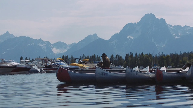 Video Reference: boat, paddle, kayak, canoe, water, oar, small boat, sea, lake, vessel, ocean, travel, beach