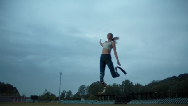 Video Reference: Sky, Cloud, Tree, Gesture, People in nature, Happy, Grass, Leisure, Flash photography, Recreation