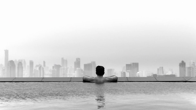 Video Reference: White, Water, Black, Black-and-white, Monochrome photography, Atmospheric phenomenon, City, Daytime, Human settlement, Sky