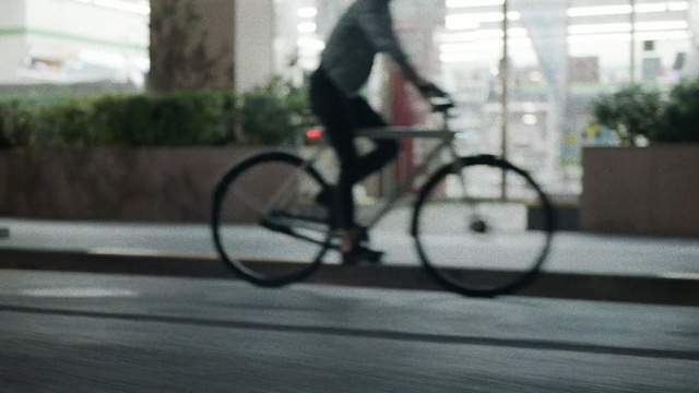 Video Reference: Land vehicle, Bicycle, Vehicle, Cycle sport, Bicycle wheel, Bicycle frame, Cycling, Road bicycle, Road cycling, Hybrid bicycle