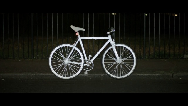 Video Reference: Land vehicle, Bicycle, Bicycle wheel, Bicycle frame, Bicycle part, Vehicle, Bicycle tire, Spoke, Bicycle drivetrain part, Bicycle handlebar