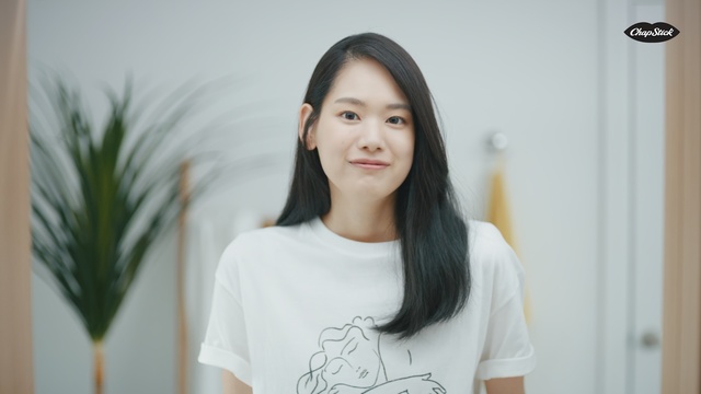 Video Reference: beauty, girl, shoulder, photography, smile, black hair, long hair, portrait, portrait photography, neck, Person