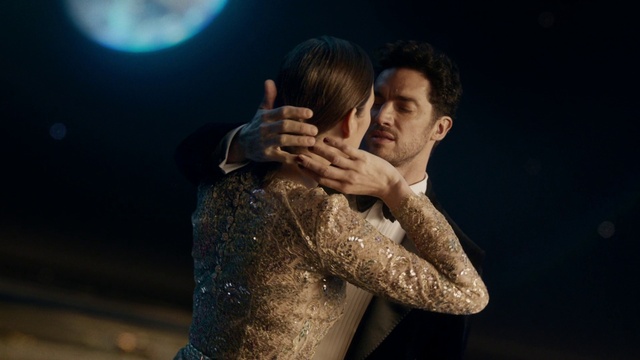 Video Reference: Human, Arm, Interaction, Hug, Photography, Hand, Dance, Flash photography, Performance, Tango