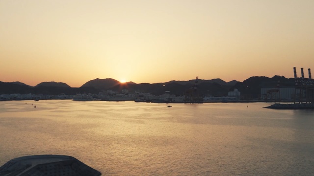 Video Reference: Sky, Body of water, Sea, Horizon, Sunset, Beach, Water, Evening, Morning, Sunrise