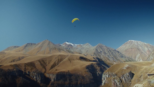 Video Reference: Paragliding, Air sports, Sky, Mountainous landforms, Mountain range, Parachute, Mountain, Windsports, Parachuting, Ridge