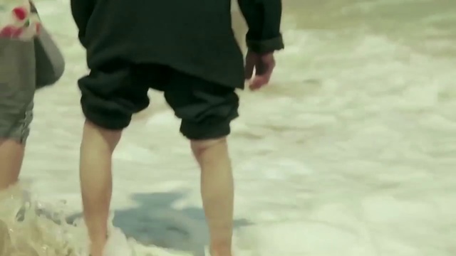 Video Reference: Leg, Human leg, Barefoot, Sand, Fun, Joint, Standing, Thigh, Male, Shorts, Person