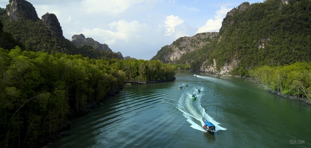 Video Reference: Body of water, Water resources, River, Nature, Water, Natural landscape, Waterway, Watercourse, Nature reserve, Fjord