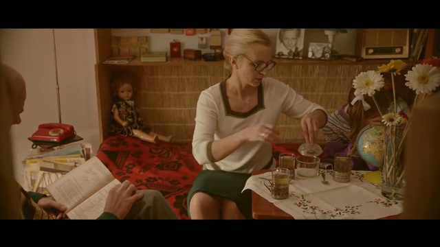 Video Reference: Sitting, Lady, Human, Meal, Floral design, Fun, Room, Eating, Flower, Floristry