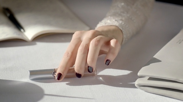 Video Reference: finger, hand, nail, ring