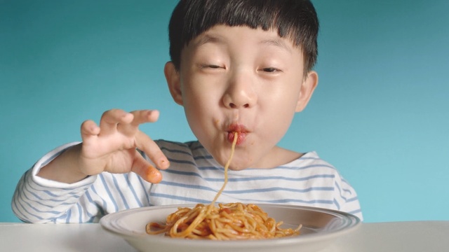 Video Reference: japanese, chinese, eating, junk food, child, fast food, food, toddler, Person