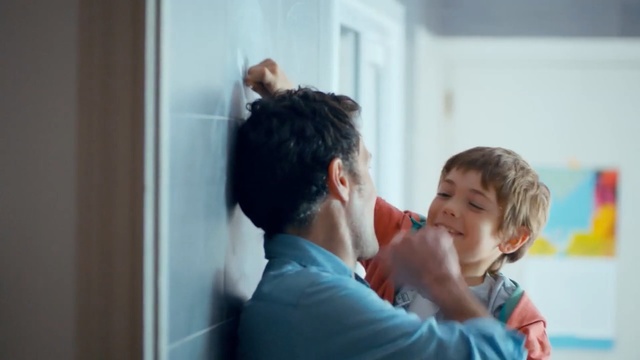 Video Reference: photograph, room, girl, shoulder, interaction, fun, child, happiness, smile, conversation, Person