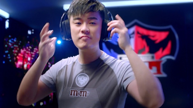 Video Reference: Arm, Cheek, Cool, Finger, Performance, Gesture, Technology, Audio equipment, Hand, Games