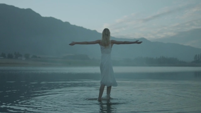 Video Reference: Sky, Water, Atmospheric phenomenon, Morning, Standing, Calm, Sea, Atmosphere, Happy, Cloud