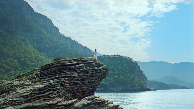 Video Reference: Promontory, Mountain, Cliff, Klippe, Sky, Coast, Sea, Coastal and oceanic landforms, Water, Rock