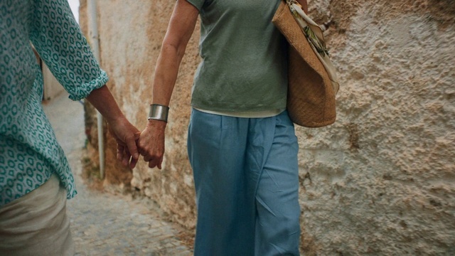 Video Reference: Human, Adaptation, Gesture, Jeans, Vacation