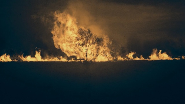 Video Reference: sky, atmosphere, cloud, horizon, geological phenomenon, morning, smoke, daytime, evening, dawn, Person