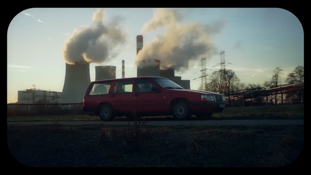 Video Reference: Land vehicle, Vehicle, Car, Mode of transport, Transport, Volvo 700 series, Screenshot, Automotive exterior, Photography, Asphalt