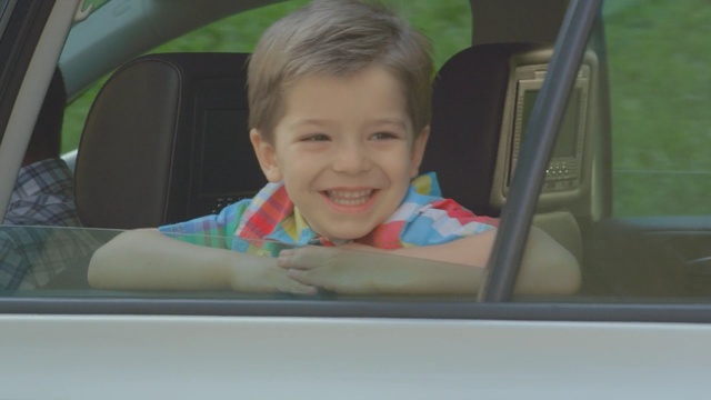 Video Reference: child, toddler, sitting, snapshot, boy, eye, infant, girl, hand, fun, Person