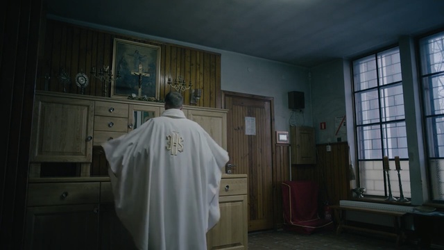 Video Reference: Room, Robe, Architecture, Door, Building, Window, Vestment, House, Place of worship, Indoor, Ceiling, Bed, White, Standing, Man, Walking, Woman, Red, Large, Living, Bedroom, Mirror, Suitcase, Kitchen, Wall