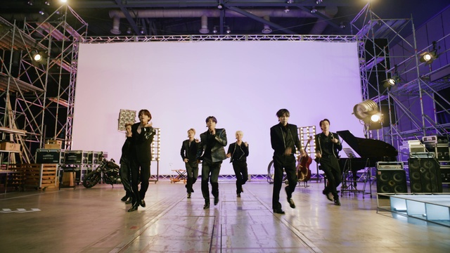 Video Reference: Trousers, Music, Performing arts, Entertainment, Purple, Musician, Performance art, Fun, Fashion design, Stage