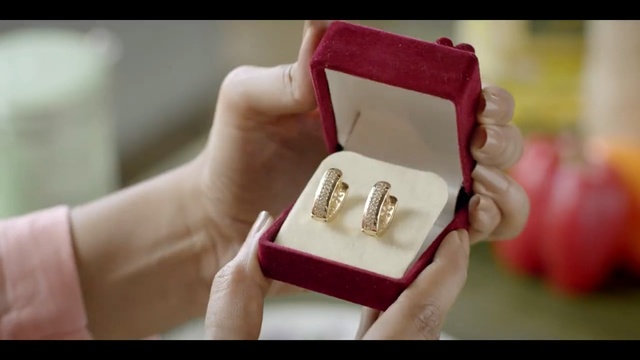 Video Reference: ring, jewellery, nail, finger, hand