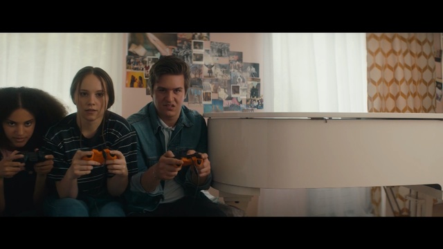 Video Reference: screenshot, fun, conversation, girl, Person