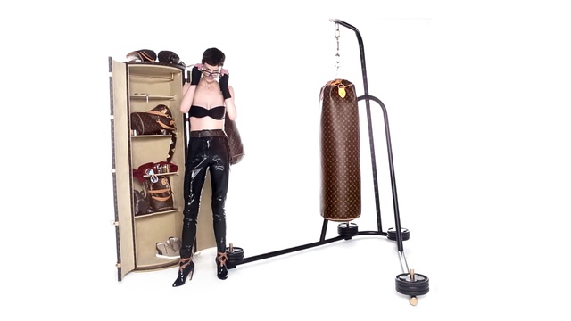 Video Reference: Product, Bag, Shoulder, Hand luggage, Luggage and bags, Beige, Fashion accessory, Baggage, Metal