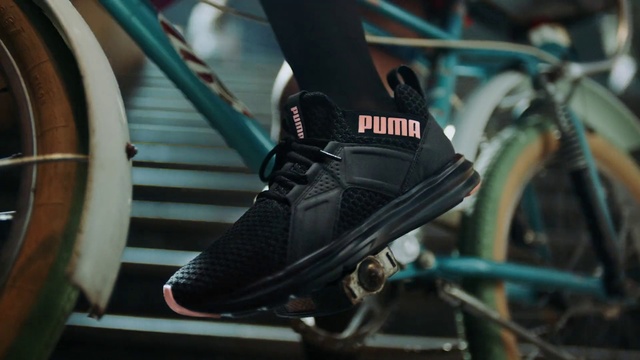 Video Reference: Footwear, Shoe, Bicycle wheel, Bicycle, Bicycle tire, Bicycle drivetrain part, Vehicle, Hybrid bicycle, Bicycle part, Bicycle saddle