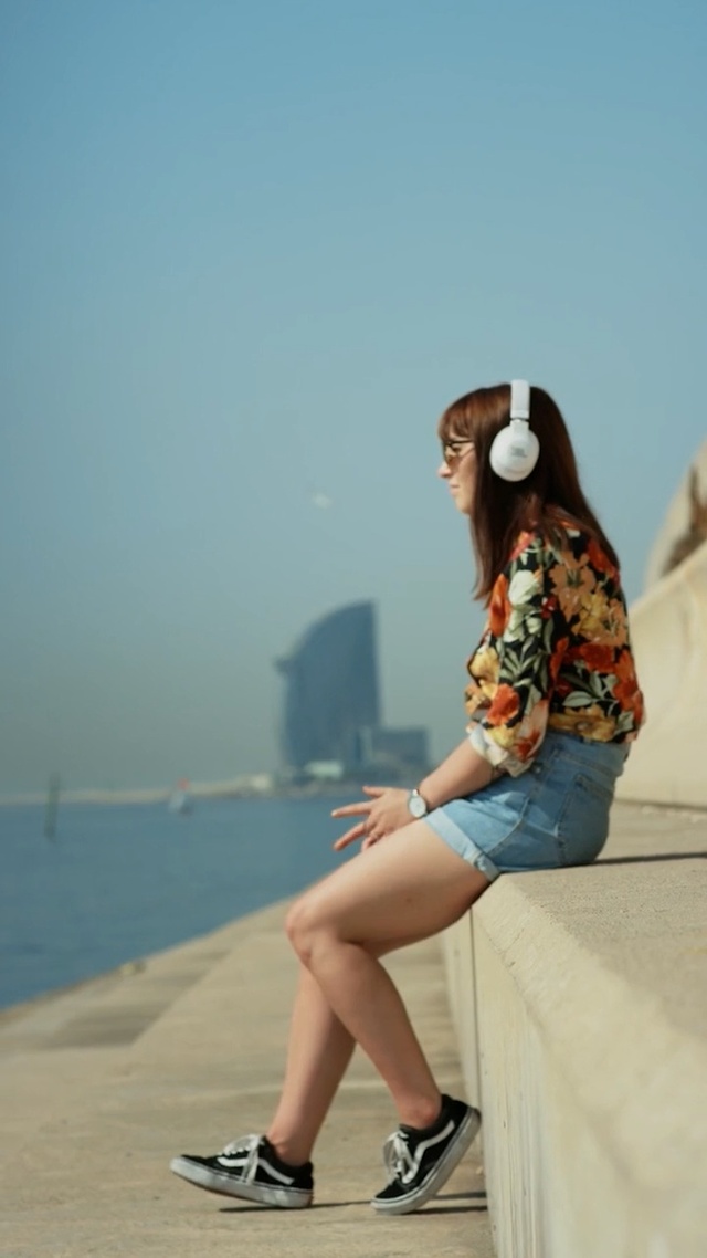 Video Reference: Leg, Human leg, Beauty, Thigh, Fashion, Snapshot, Footwear, Street fashion, Long hair, Joint