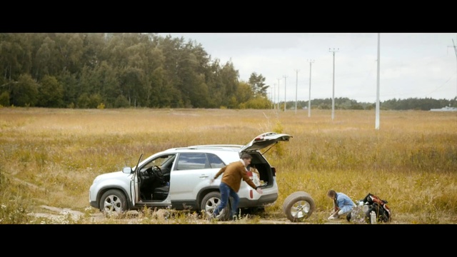 Video Reference: Land vehicle, Vehicle, Car, Off-roading, Off-road vehicle, Off-road racing, Automotive design, Automotive tire, Automotive exterior, Recreation
