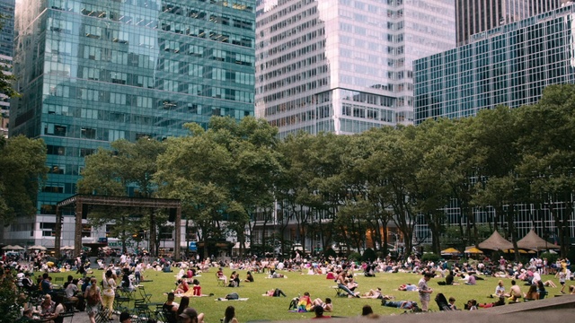 Video Reference: Metropolitan area, Urban area, City, People, Human settlement, Daytime, Downtown, Crowd, Metropolis, Public space