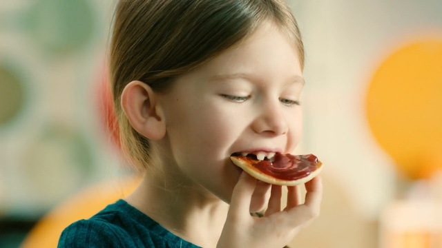 Video Reference: Eating, Junk food, Child, Sweetness, Food craving, Mouth, Food, Biting, Fast food, Neck