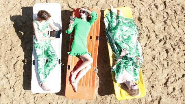 Video Reference: Green, Pattern, Style, Pattern, Fashion design, Person