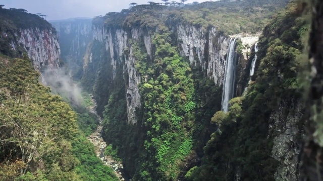 Video Reference: Natural landscape, Nature, Nature reserve, Vegetation, Waterfall, Escarpment, Water resources, Hill station, Wilderness, Ravine