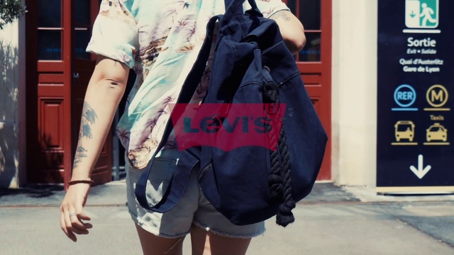 Video Reference: Shoulder, Bag, Street fashion, Snapshot, Joint, Leg, Waist, Cool, Luggage and bags, Backpack