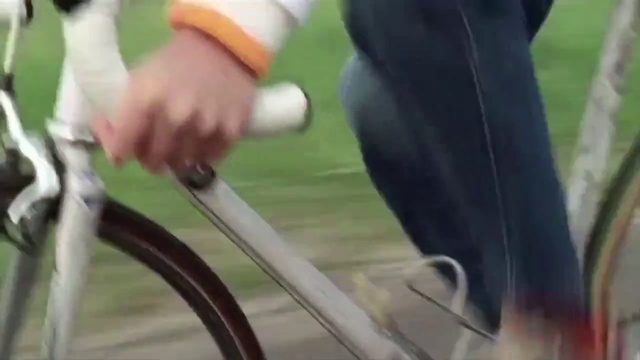 Video Reference: Bicycle, Bicycle wheel, Bicycle part, Bicycle tire, Bicycle frame, Road bicycle, Vehicle, Bicycle saddle, Hybrid bicycle, Bicycle handlebar