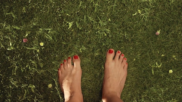 Video Reference: People in nature, Foot, Toe, Nail, Leg, Grass, Red, Green, Finger, Barefoot