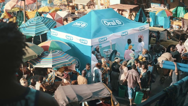 Video Reference: People, Crowd, Event, Fashion accessory, City, Bazaar, Tourism