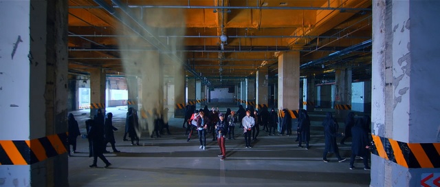 Video Reference: transport, metropolitan area, structure, architecture, urban area, tourist attraction, public transport, city, building, passenger