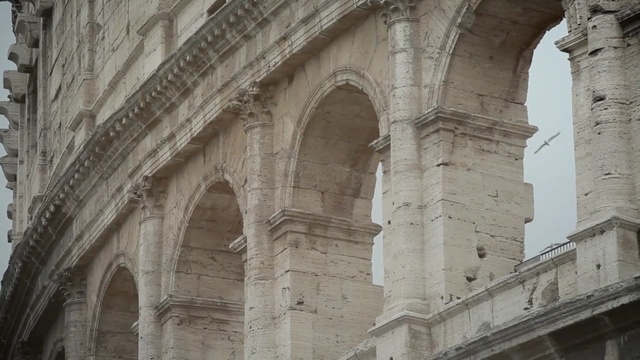 Video Reference: Arch, Architecture, Arcade, Medieval architecture, Classical architecture, Building, Ancient roman architecture, Historic site, Column, Triumphal arch, Person