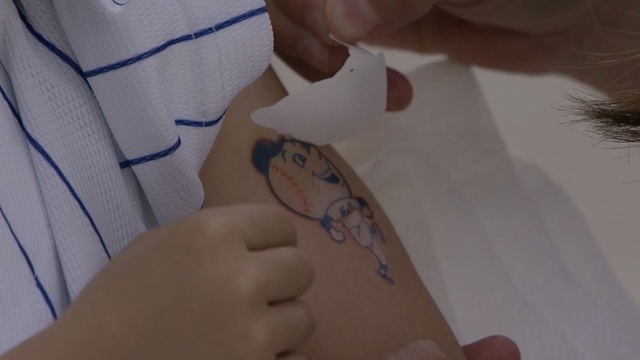 Video Reference: finger, hand, temporary tattoo, nail, arm, thumb, joint