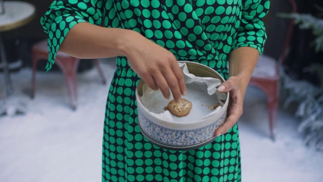 Video Reference: Hand, Food, Dish