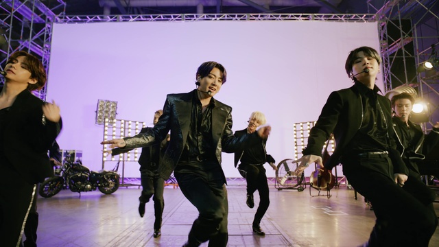 Video Reference: Purple, Entertainment, Performing arts, Music, Fashion design, Performance art, Suit, Music artist, Stage, Dance