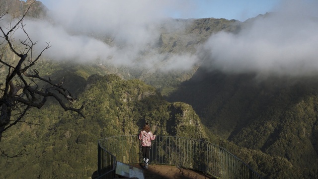 Video Reference: Smoke, Atmospheric phenomenon, Mountain, Hill station, Highland, Sky, Mist, Terrain, Geological phenomenon, Hill