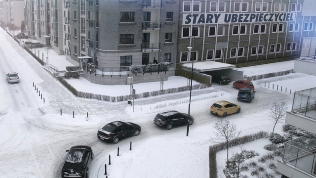 Video Reference: Snow, Winter, Winter storm, Urban area, Building, Blizzard, Neighbourhood, Vehicle, Residential area, Parking