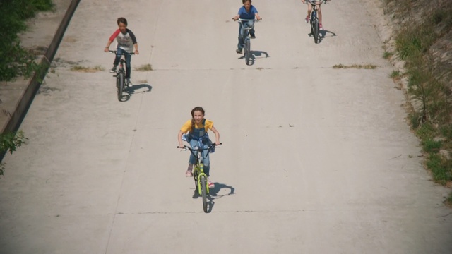 Video Reference: cycle sport, freestyle bmx, bicycle, bmx bike, extreme sport, bicycle motocross, flatland bmx, sports equipment, bicycle accessory, wall, Person