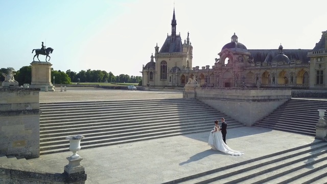 Video Reference: Landmark, Plaza, Public space, Building, Tourism, City, Architecture, Town square, Palace, Historic site